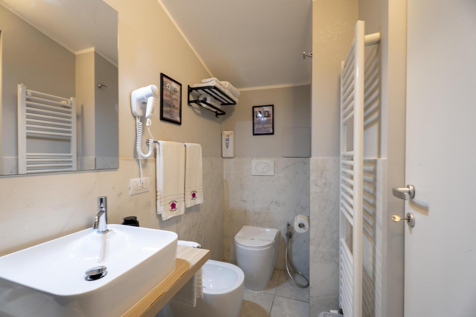 Affittacamere Orchidea For Tourists Hesperia Hosp Modena Exterior photo